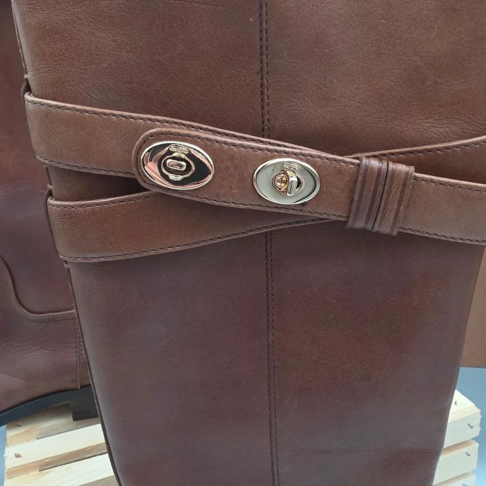 Coach Linette Cognac Leather Tall Riding Boots‎ 5B Turnlock Detail Q7180 Womens